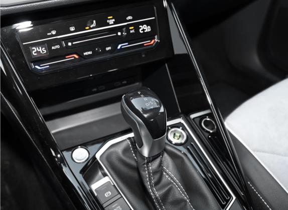 探岳 2022款 380TSI 四驱R-Line智联版 中控类   挡把