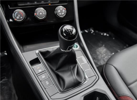宝来 2019款 1.5L 手动舒适型 中控类   挡把