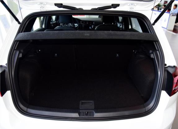 高尔夫 2016款 1.4TSI 手动R-Line 车厢座椅   后备厢
