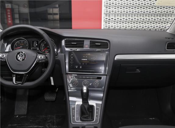 高尔夫 2020款 200TSI DSG舒适进取版 中控类   中控台