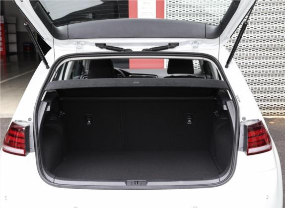 高尔夫 2020款 200TSI DSG舒适进取版 车厢座椅   后备厢