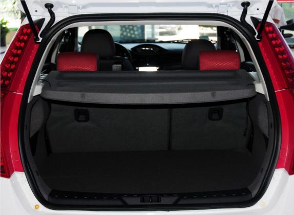 东风风神H30 2013款 CROSS 1.5L 自动尊逸型 车厢座椅   后备厢