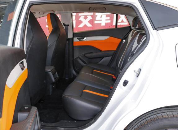 奕炫 2023款 马赫版 1.5L 手动追风版 车厢座椅   后排空间