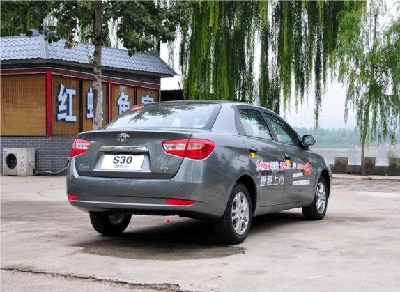 东风风神S30 2011款 1.6L 手动尊贵型 外观   斜后
