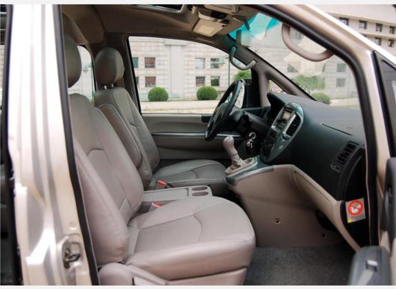 菱智 2007款 2.4L 手动优越版 车厢座椅   前排空间