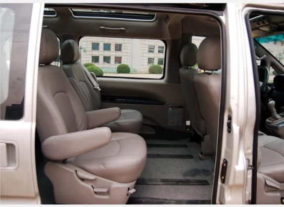 菱智 2007款 2.4L 手动优越版 车厢座椅   后排空间
