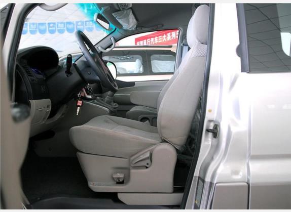 菱智 2007款 2.4L 手动9座优越版 车厢座椅   前排空间