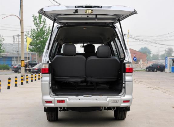 菱智 2010款 Q7 2.0L 7座创业版 车厢座椅   后备厢
