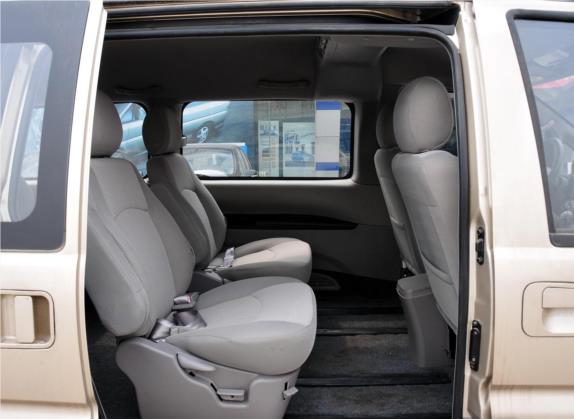 菱智 2011款 Q3 2.0L 7座长轴标准版 车厢座椅   后排空间