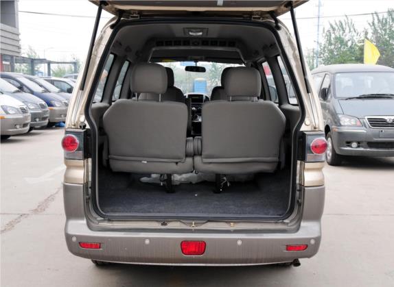 菱智 2011款 Q3 2.0L 7座长轴标准版 车厢座椅   后备厢