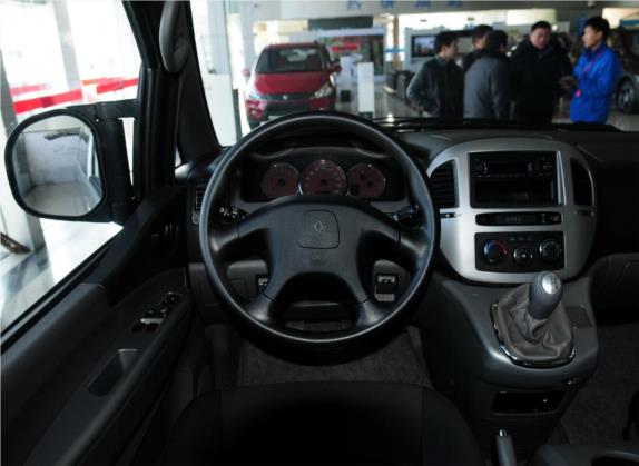 菱智 2013款 M5 Q3 2.0L 7座短轴豪华型 中控类   驾驶位