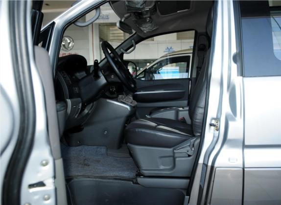 菱智 2013款 M5 Q3 2.0L 7座短轴豪华型 车厢座椅   前排空间