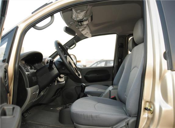 菱智 2013款 M5 Q3 2.0L 7座长轴舒适型 车厢座椅   前排空间