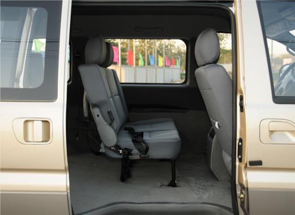 菱智 2013款 M5 Q3 2.0L 7座长轴舒适型 车厢座椅   后排空间