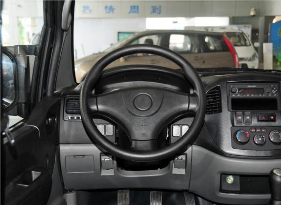 菱智 2013款 V3 1.5L 7座标准型II 中控类   驾驶位