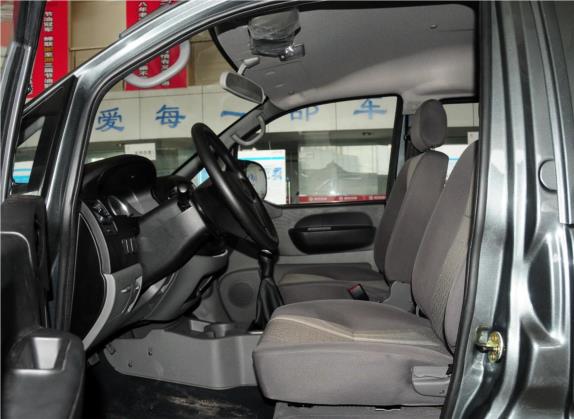 菱智 2013款 V3 1.5L 7座标准型II 车厢座椅   前排空间