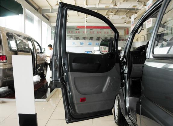 菱智 2013款 V3 1.5L 7座标准型II 车厢座椅   前门板
