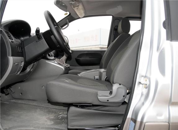 菱智 2014款 M5 Q3 2.0L 7座长轴舒适型 车厢座椅   前排空间
