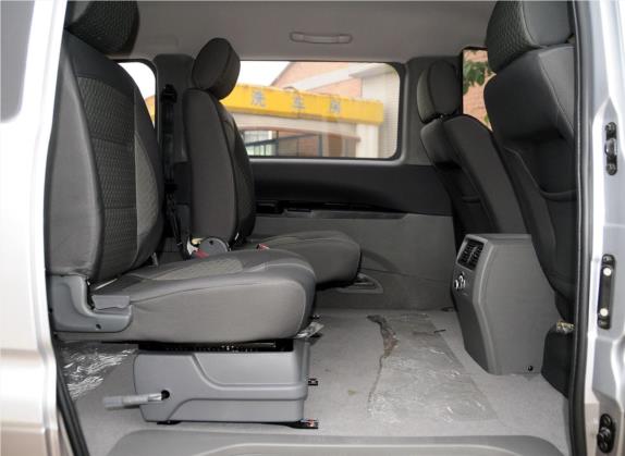 菱智 2014款 M5 Q3 2.0L 7座长轴舒适型 车厢座椅   后排空间