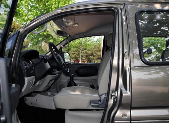 菱智 2015款 V3 1.5L 5座特惠型 车厢座椅   前排空间