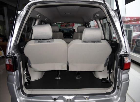 菱智 2015款 V3 1.5L 7座标准型 车厢座椅   后备厢