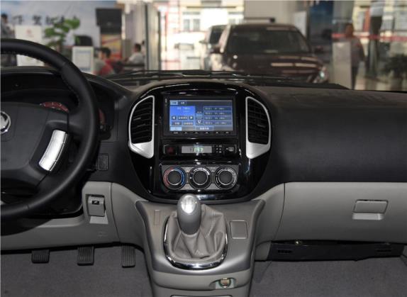 菱智 2015款 M5 Q3 2.0L 7座长轴豪华型 中控类   中控台