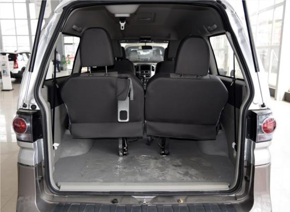 菱智 2015款 M5 Q3 2.0L 7座长轴舒适型 车厢座椅   后备厢