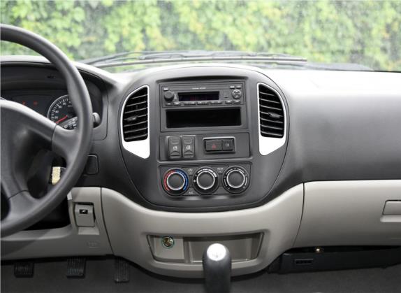 菱智 2015款 V3 1.6L 7座舒适型 中控类   中控台