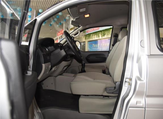菱智 2016款 V3 1.5L 7座标准型 国IV 车厢座椅   前排空间