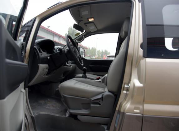 菱智 2016款 M3 1.6L 7座舒适型 国IV 车厢座椅   前排空间