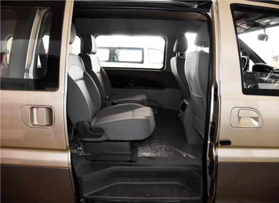 菱智 2016款 M5 2.0L 7座长轴舒适型 车厢座椅   后排空间