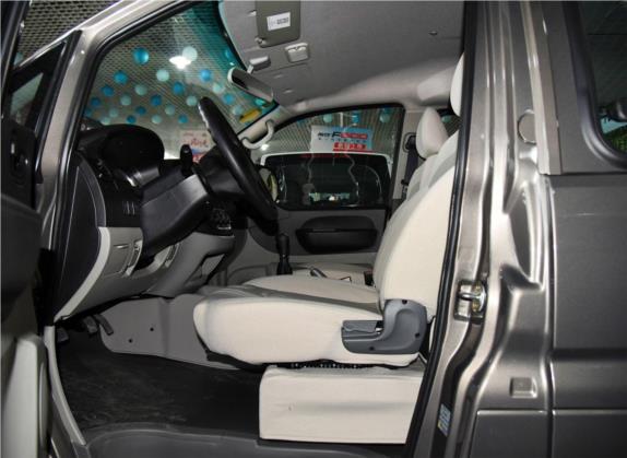 菱智 2017款 V3 1.5L 7座标准型 车厢座椅   前排空间