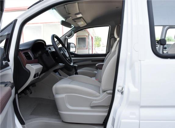 菱智 2017款 M5L 1.6L 9座标准型 车厢座椅   前排空间
