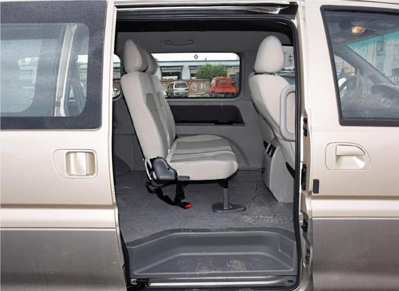 菱智 2017款 改款 M3L 1.6L 7座舒适型 车厢座椅   后排空间