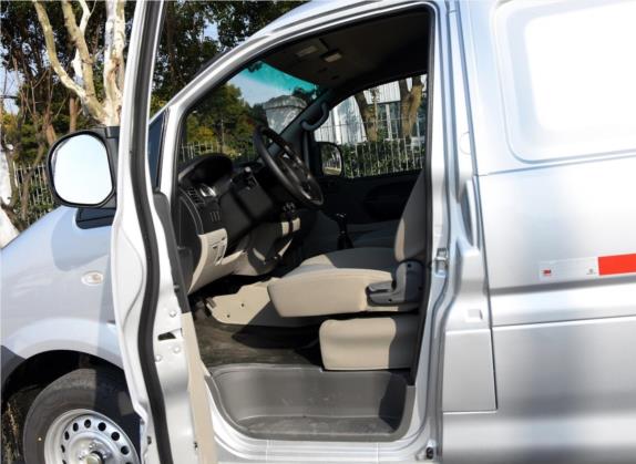 菱智 2018款 V3L 1.6L 2座物流版 车厢座椅   前排空间