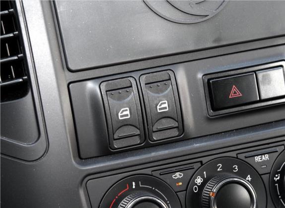菱智 2018款 V3L 1.6L 5座物流版 车厢座椅   门窗控制
