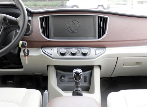 菱智 2019款 M5L 2.0L 9座舒适型 中控类   中控台