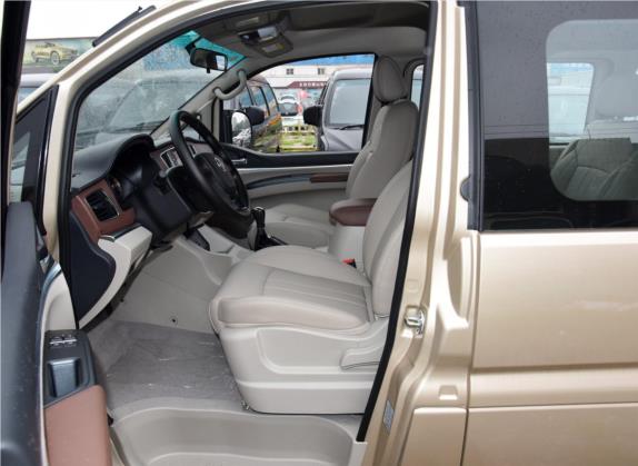菱智 2019款 M5L 1.6L 7座豪华型 国VI 车厢座椅   前排空间