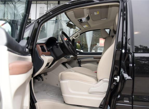 菱智 2020款 M5 1.6L 豪华型 7座 车厢座椅   前排空间