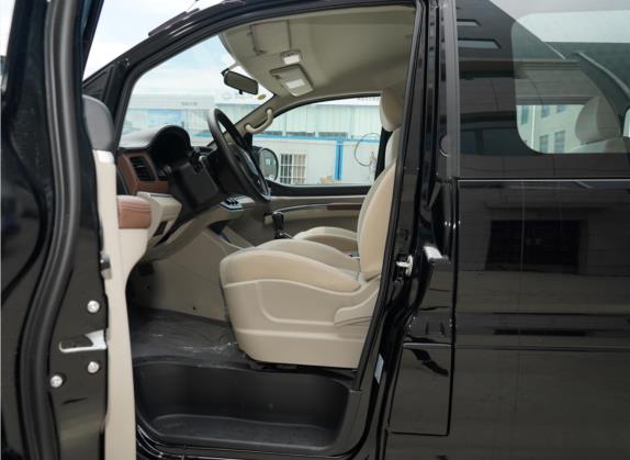 菱智 2020款 M5L 1.6L 基本型 7座 车厢座椅   前排空间