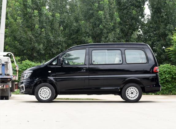 菱智 2022款 M5 1.6L 实用型 7座 外观   正侧