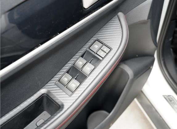 风行SX6 2021款 1.6L 手动环球纪念版 车厢座椅   门窗控制