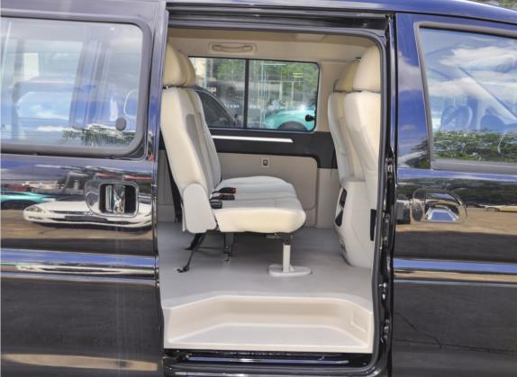 菱智M5EV 2021款 客运版 舒适型 7座 车厢座椅   后排空间