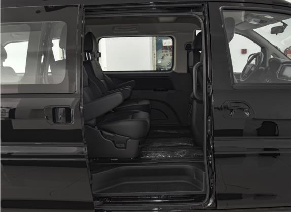 菱智M5EV 2022款 普通版 豪华型 7座 车厢座椅   后排空间