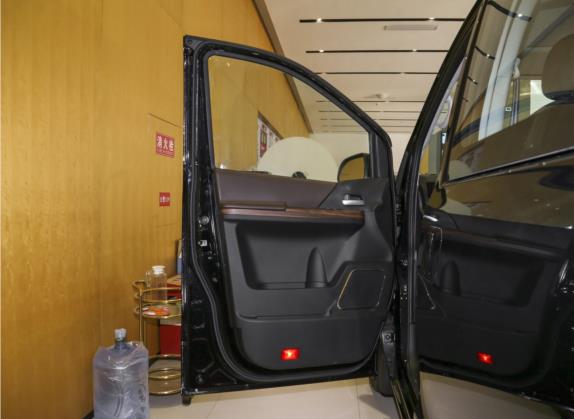 菱智PLUS 2021款 2.0L 手动舒适型 7座 车厢座椅   前门板