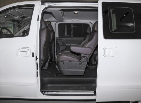 菱智PLUS 2021款 2.0L 手动豪华型 9座 车厢座椅   后排空间
