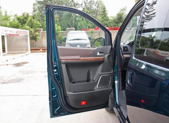 菱智PLUS 2021款 旅行版 2.0L 手动豪华型 7座 车厢座椅   前门板