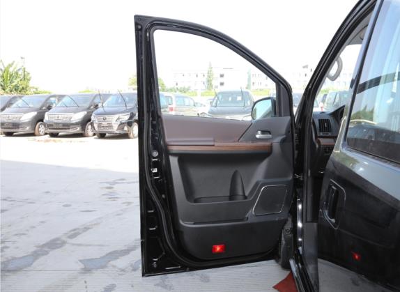 菱智PLUS 2021款 旅行版 2.0L 手动舒适型 9座 车厢座椅   前门板