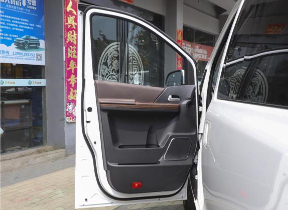 菱智PLUS 2022款 旅行版 2.0L 手动豪华型 7座 车厢座椅   前门板