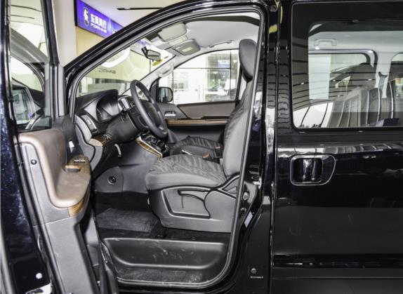 菱智PLUS 2022款 旅行版 2.0L 手动舒适型 7座 车厢座椅   前排空间